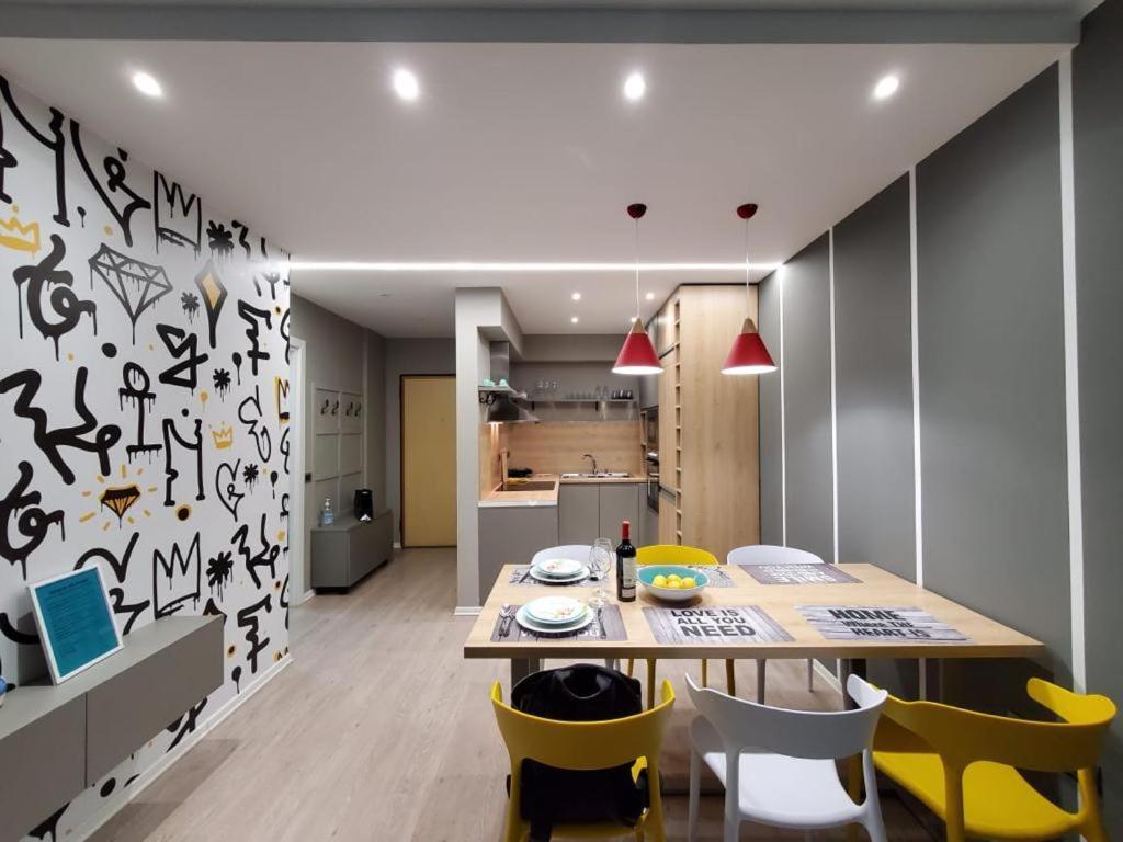 Helga'S Deluxe 3 Apartment Tiranë Eksteriør bilde
